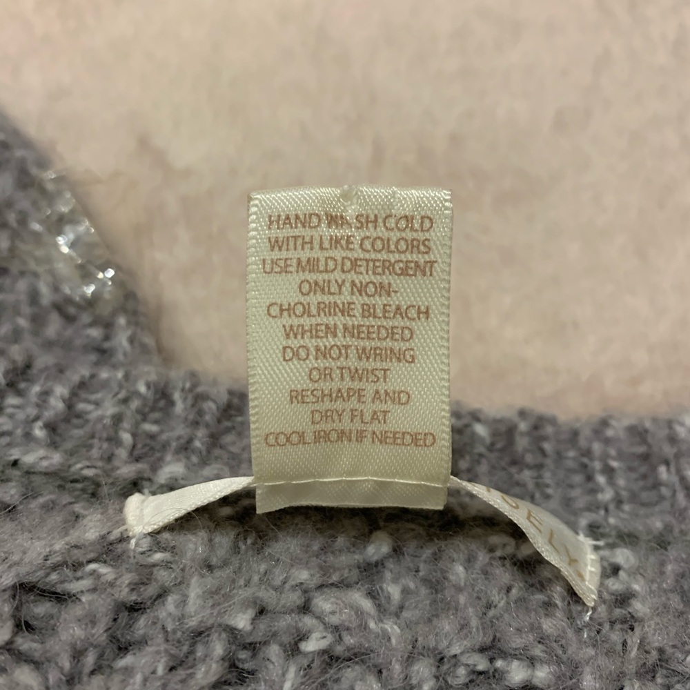 Form Flattering Short Sleeved Sweater - Picture 15 of 15